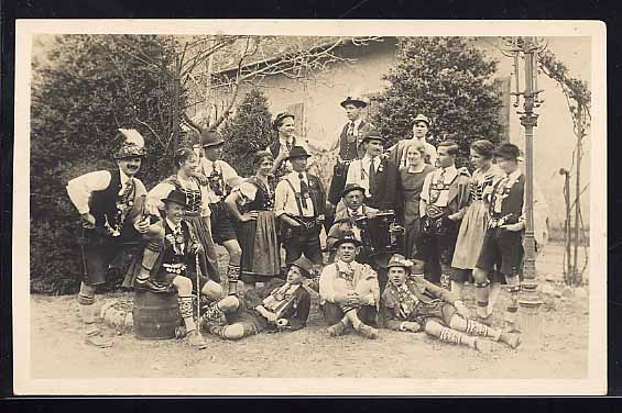 Südtirol. Fotopostkarte mit Ansicht Trachtengruppe. Karte um 1930. ...