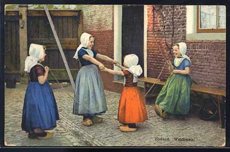 Trachtenkarte Bulgarien. Farblichtdruck mit Ansicht Kinder beim ...