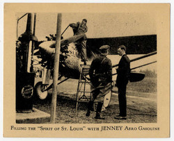 Das Betanken der "Spirit of St. Louis" mit "Jenney Aero Gasoline", ...