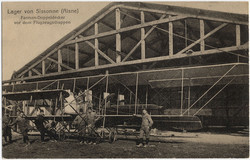 "Lager von Sissonne (Aisne)", Farman Doppeldecker vor dem Hangar, ...