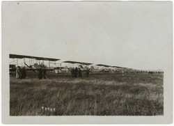 "Armée de l'Air", formation of the biplanes and monoplanes at ...