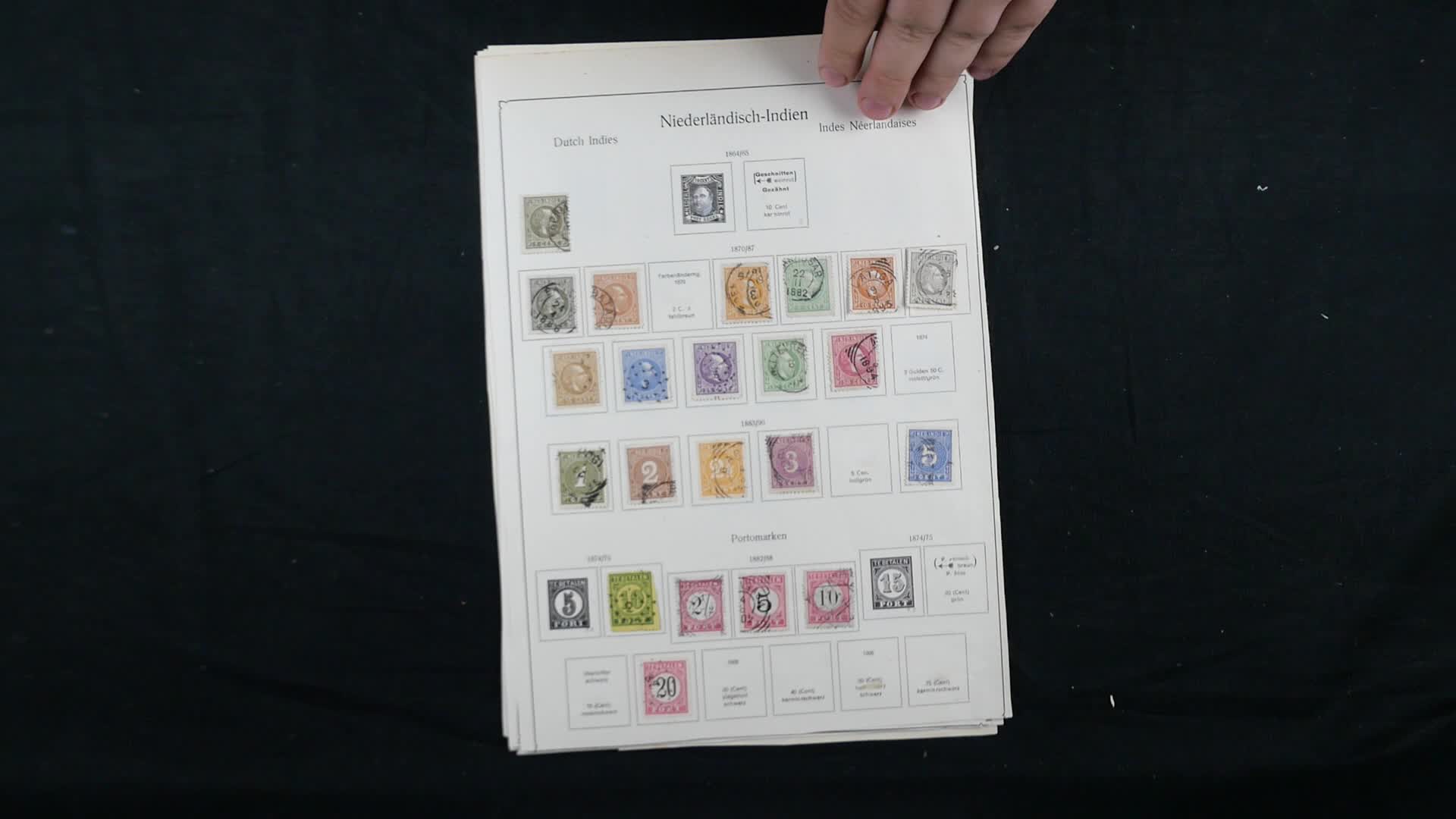 NIEDERLÄNDISCH INDIEN. Kleine Sammlung auf alten Albumseiten. Meist ...