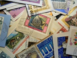 Liechtenstein Kiloware, Schachtel voll mit Marken auf Papier. Dabei ...