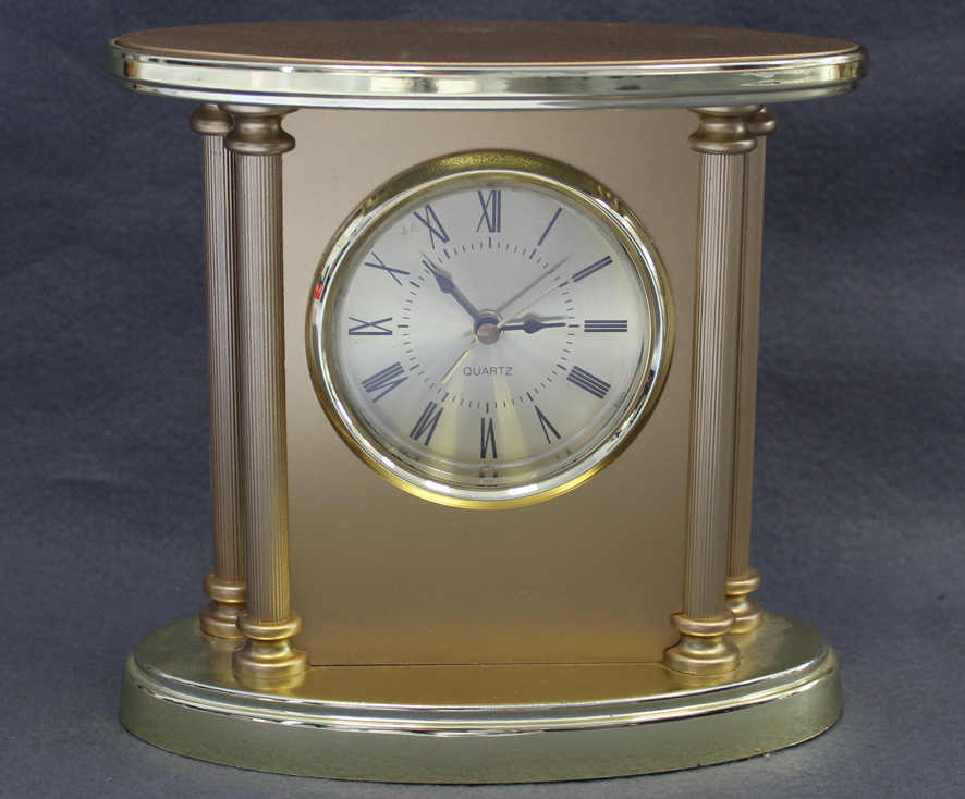 KAMINUHR goldfarbener Kunststoff runde Uhr zwischen 4 Säulen, Quarz, ...