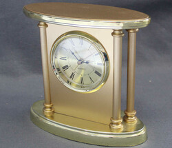 KAMINUHR goldfarbener Kunststoff runde Uhr zwischen 4 Säulen, Quarz, ...
