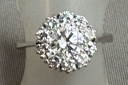 ENTOURAGE-BRILLANTRING in 585er Weißgold, prachtvoller Stein (Ø 7 ...