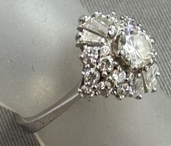 ENTOURAGE-BRILLANTRING in 750er Weißgold, wundervoller Stein (Ø 5,4 ...