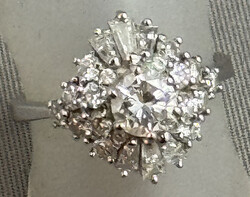 ENTOURAGE-BRILLANTRING in 750er Weißgold, wundervoller Stein (Ø 5,4 ...