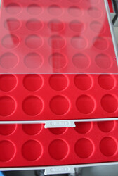 2x LINDNER Münzbox "2111" hellrot f. je 35 Münzen bis Ø 32,5 mm. ...