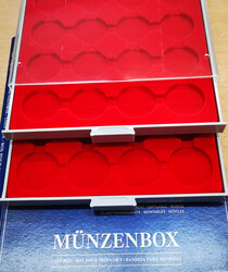 2x LINDNER Münzbox "2520 & 2544" hellrot f. je 20 Münzen in Kapseln ...