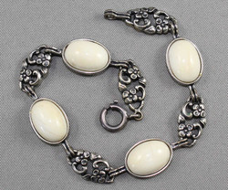 550.20: Jewelry, armrings and bracelets