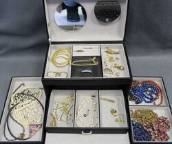550.70: Jewelry, Lots