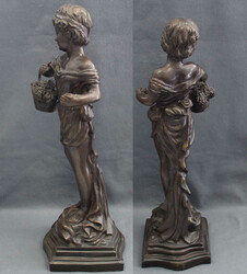 MÄDCHEN & WEINLESE: Bronzefigur auf Sockel, Mädchen in kurzem Kleid ...