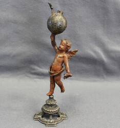 PUTTE auf dekorativem Podest, rechte Hand eine Art Globus mit Lilien ...