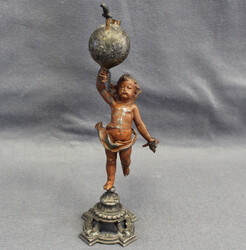 PUTTE auf dekorativem Podest, rechte Hand eine Art Globus mit Lilien ...