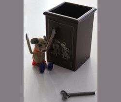 SCHUCO UHRENWERK-MAUS: Aufziehbares Blechspielzeug in Form einer Maus ...