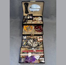 SCHMUCKSCHATULLE prall gefüllt mit überwiegend Modeschmuck, aber ...