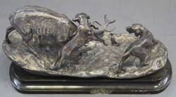 HIRSCH & JAGDHUNDE: 3 Jagdhunde greifen Hirsch an, diesem fehlt Teil ...