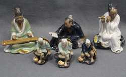 ASIATISCHE PORZELLANFIGUREN: 2 versch. Größen, alle in sitzender ...