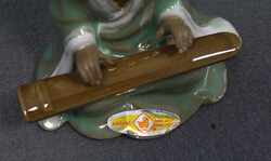 ASIATISCHE PORZELLANFIGUREN: 2 versch. Größen, alle in sitzender ...