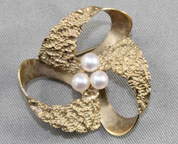 550.40: Jewelry, brooches and pins
