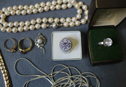 KLEINES SCHMUCK-KONVOLUT: mit 4 Ringen, 3 Broschen, je 1 Kettchen, ...