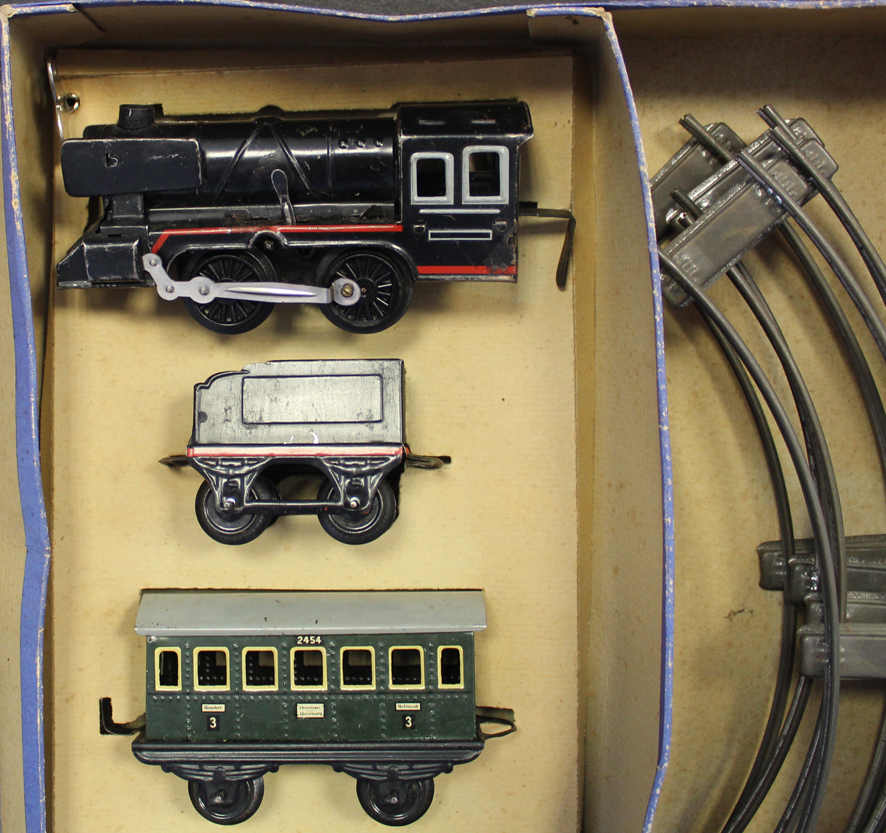 BLECHSPIELZEUG: Eisenbahn mit Lok, Tender und 2 Wagons, 4 ...