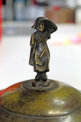 DIE SUCHENDE: Bronzeschale m. Deckel u. figürlichem Griff, Frau, die ...