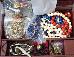 SCHMUCK-KISTE mit allerlei Modeschmuck, in der Hauptsache ...