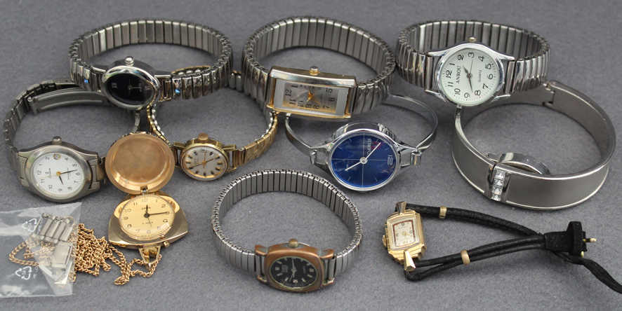 UHREN-KONVOLUT: 10 Damenuhren, dabei 7x Quarz (1 hinter Armreif ...