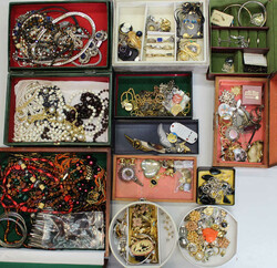 550.70: Jewelry, Lots