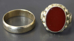 SCHMUCK-KONVOLUT: 2 Goldringe mit 14 Karat rund 10 gr. plus ...