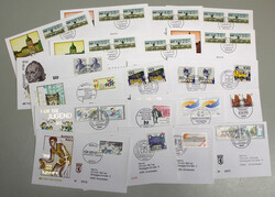 1952-1990 FDC-Slg. lose im Karton, beginnend mit div. amtl. ...