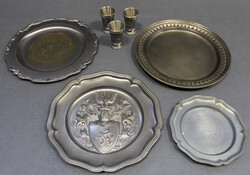 KLEINES ZINN-KONOLUT m. 4 Tellern (1 schönes Wappen) u. 3 ...