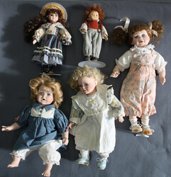 DEKORPUPPEN, 5 Porzellan Dekorpuppen in allg. gutem Zustand in versch ...