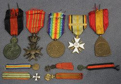 ORDEN-KONVOLUT: ZIVIL-EHRENKREUZ in Gold am Bande mit Bandspange ...