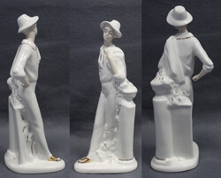 DAME MIT HUT: Porzellanfigur einer Dame, mit Jacke über der Schulter ...