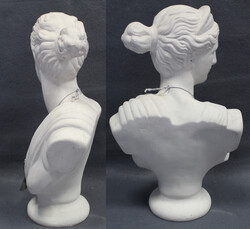 FRAUENBÜSTE: Torso aus geweisstem Ton, matt, Kopf n. re. geneigt, ...