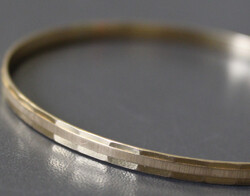 GOLD-ARMREIF 750er Gelbgold, einfaches Muster, aussen poliert, mittig ...