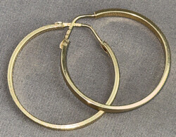 GOLD-CREOLE: 750er Gelbgold, matt guillochierter Ohrstecker, seitlich ...