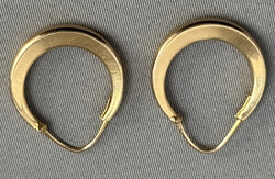 GOLD-CREOLE: 750er Gelbgold, sichelförmiger Ohrstecker, zum Ohr hin ...