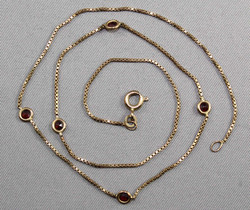 550.30: Schmuck, Ketten / Colliers / Anhänger