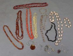 550.30: Schmuck, Ketten / Colliers / Anhänger