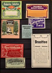 Zwei Steckalben mit Muster-Etiketten für Apotheken, Heilmittel, ...