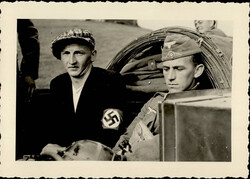 Judaika Russischer Jude mit Hackenkreuzfahne Foto 10,5x7,5  ...