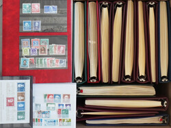 BUND Sammlungs-Teile in 12 Vordruckalben, teilweise postfrisch** aus ...