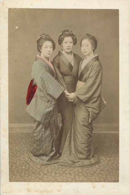 Kabinettfoto Geisha Damen im Kimono I-II  Automatically generated ...