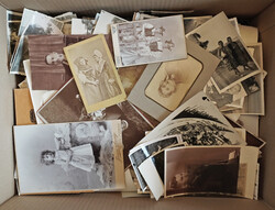 Fotographie - großer Karton gefüllt mit alten Fotos/Abzügen aus ...
