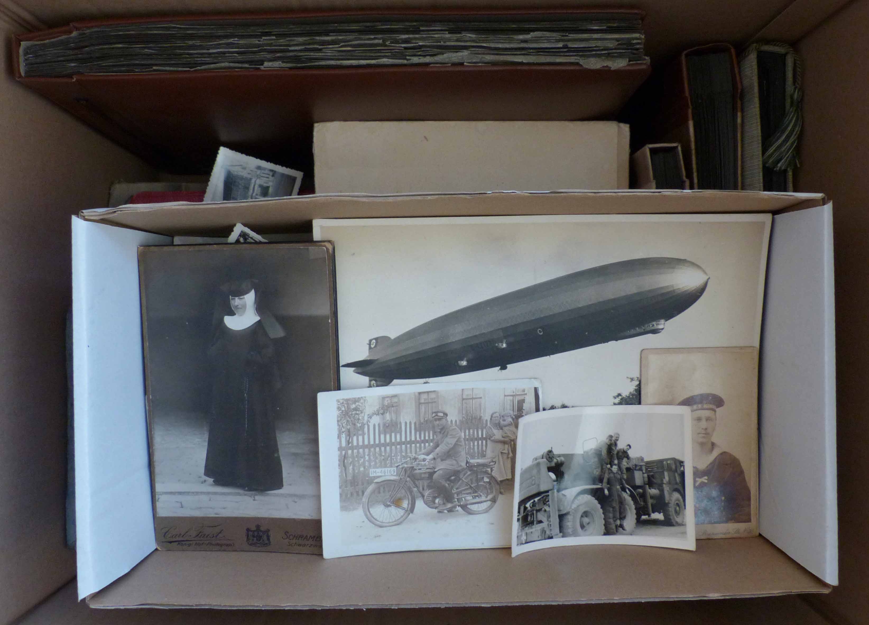 Fotographie Große Kiste mit 11 Fotoalben und diversen Einzelfotos ...
