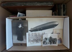 Fotographie Große Kiste mit 11 Fotoalben und diversen Einzelfotos ...